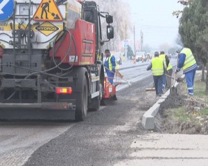 ASFALTĂRI ÎN GRABĂ, PE TRANSILVANIEI. PESTE 500 DE METRI, DEJA ASFALTAŢI