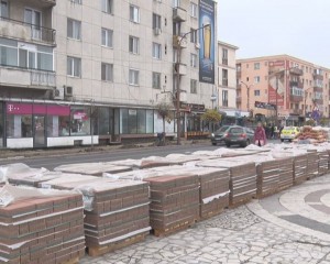 TROTUARE CU DALE, ÎN CENTRUL ORAȘULUI. LUCRĂRILE SUNT EFECTUATE DE URBIS