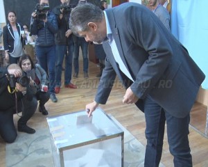 CIOLACU, LA VOT CU SPP-IȘTII. ȘEFUL CAMEREI DEPUTAȚILOR A VOTAT LA ȘCOALA NR.5
