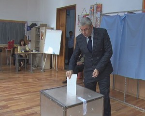 VIOREL DOBRE, VOTANT MATINAL. POLITICIANUL A VENIT SINGUR LA URNĂ