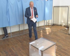 PREȘEDINTELE NEAGU A AȘTEPTAT LA COADĂ. A STAT UN MINUT ÎN CABINA DE VOT…