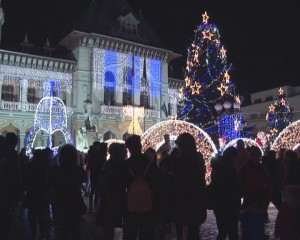 LUMINIȚE APRINSE, TÂRG DESCHIS. PUBLIC NUMEROS PE PLATOUL DIN PIAȚA DACIA