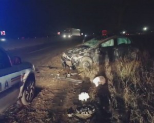 CASCADORIE INVOLUNTARĂ. A SCĂPAT TEAFĂR DUPĂ CE S-A RĂSTURNAT DE CÂTEVA ORI CU MAŞINA