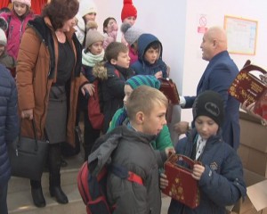 MOŞ NICOLAE LA CONSILIUL JUDEŢEAN. SURPRIZĂ PENTRU CEI MICI