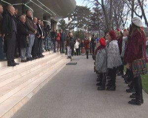 COLINDĂTORII AU POPOSIT LA CONSILIUL JUDEŢEAN. AU PRIMIT CADOURI PENTRU URĂRILE FĂCUTE