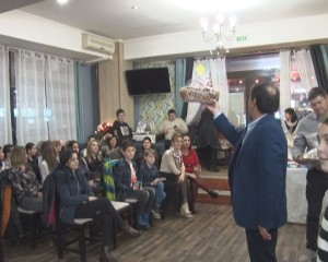 LICITAŢIE DULCE. BANI PENTRU CARITATE, STRÂNŞI DIN VÂNZAREA PRĂJITURILOR