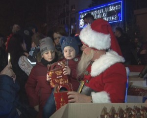 CONSILIUL JUDEŢEAN, PETRECERE PENTRU O MIE DE COPII. MOŞUL A VENIT ÎNCĂRCAT CU DARURI