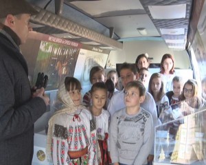 MUZEUL MOBIL, PRIMUL POPAS LA MĂRUNŢIŞU. PREMIERĂ PENTRU COPIII DIN COMUNĂ