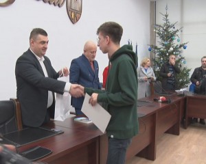 56 DE ELEVI AU FOST FELICITAŢI DE PREŞEDINTELE CJ. OLIMPICII NAŢIONALI ŞI INTERNAŢIONALI, PREMIAŢI