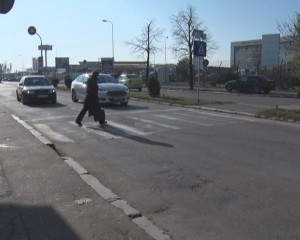 TÂNĂRĂ SPULBERATĂ PE TRECEREA DE PIETONI. VICTIMA A FOST TRANSFERATĂ LA SPITALUL FLOREASCA