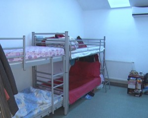 REGULI STRICTE LA CENTRUL DE ZI ȘI DE NOAPTE. NIMENI NU IESE, NIMENI NU INTRĂ