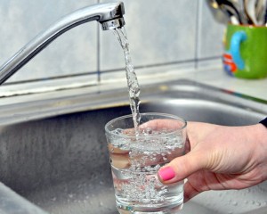 AJUTOARE PENTRU PLATA APEI. CONSILIERII MUNICIPALI AU APROBAT PROIECTUL