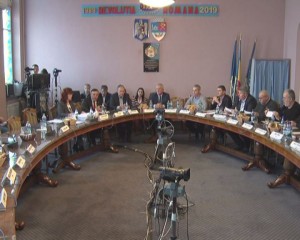 CU OCHII PE SECRETAR. O COMISIE VA EVALUA ACTIVITATEA SECRETARULUI GENERAL MUNICIPAL