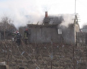 BĂTRÂN ORB, GĂSIT CARBONIZAT ÎN CASA MISTUITĂ. BĂRBATUL NU A REUŞIT SĂ IASĂ DIN CASĂ