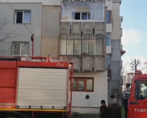 INCENDIU PROVOCAT DE O LUMÂNARE. LOCATARII UNUI BLOC AU FOST EVACUAȚI