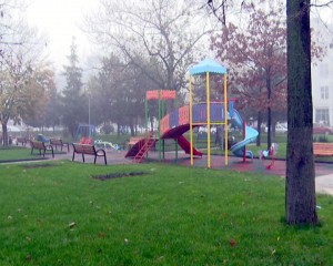 ACCES INTERZIS. SE RESTRICȚIONEAZĂ ACCESUL ÎN PARCURI ȘI LA LOCURILE DE JOACĂ