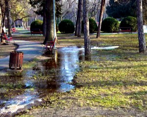 INTERVENŢIE ÎN PARCUL CRÂNG. SE LUCREAZĂ LA ÎNCHIDEREA UNEI CONDUCTE DEZAFECTATE