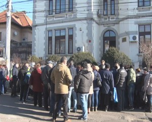 SOMAȚI SĂ DEA SALARIILE ÎNAPOI. REVOLTA FOȘTILOR ANGAJAȚI AI ”REGELUI VINULUI”