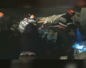 PESTE 150 DE OI, PRINSE SUB ACOPERIŞUL UNEI FERME. INTERVENŢIE A POMPIERILOR CONTRA-CRONOMETRU