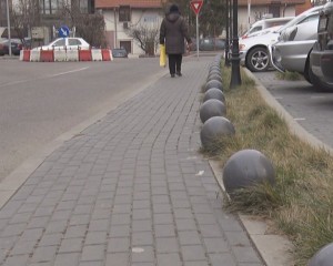 PROTECŢIE PENTRU TROTUARE. STÂLPIŞORII VOR FI ÎNLOCUIŢI CU BILE DIN BETON