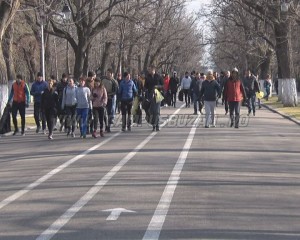 CE S-A MAI DESCOPERIT PRIN CRÂNG? SUTE DE BUZOIENI AU FĂCUT CURAT ÎN PĂDURE
