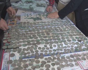 TEZAURUL DE LA SPĂTARU. DETECTORIȘTII BUZOIENI AU DEZGROPAT UN VAS PLIN CU MONEDE