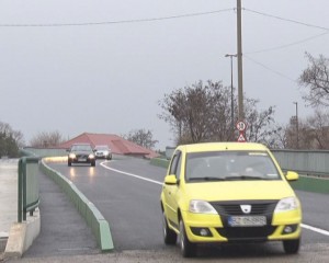 A FOST TĂIATĂ PANGLICA LA POD. PRIMUL AUTOBUZ CARE A TRECUT PE PASARELĂ A FOST UNUL ELECTRIC.