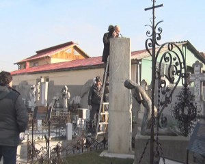 PREGĂTIRI PENTRU ZIUA ”CONSTANTIN BRÂNCUŞI”. BUSTUL AVOCATULUI STĂNESCU VA FI MONTAT ÎN CIMITIRUL DUMBRAVA