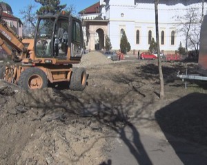PARCARE LA ”SEMILUNĂ”. SE AMENAJEAZĂ LOCURI DE PARCARE LÂNGĂ ARHIEPISCOPIE