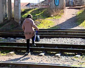 PASARELA PESTE CALEA FERATĂ, INUTILĂ. BUZOIENII PREFERĂ SĂ TRAVERSEZE ȘINELE