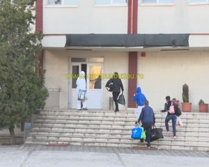 MUTAȚI DE LA ARBĂNAȘI, CAZAȚI LA UN HOTEL DIN BUZĂU. APROAPE 30 DE PERSOANE ADUSE SUB ESCORTĂ