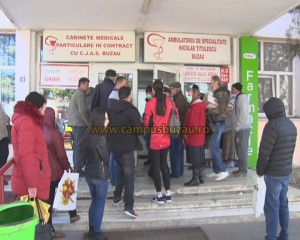SE AȘTEAPTĂ ÎN CURTEA POLICLINICII. NU TOȚI ÎNȚELEG SĂ RESPECTE MĂSURILE DE PROTECȚIE