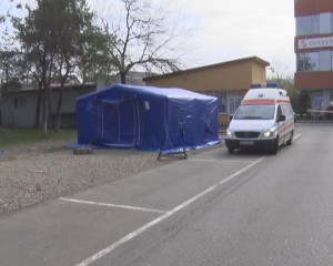 PRIMA LINIE, ÎN LUPTA ÎMPOTRIVA COVID-19. DOUĂ CORTURI DE TRIERE EPIDEMIOLOGICĂ, LA SPITALUL JUDEŢEAN