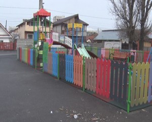 ÎNCĂ UN LOC DE JOACĂ. COPIII DIN ZONA SIMINA AU PRIMIT UN CADOU DE MĂRŢIŞOR