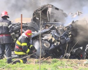 INCENDIU LA UN PARC AUTO DIN VERNEŞTI. ZECI DE MAŞINI MISTUITE DE FLĂCĂRI