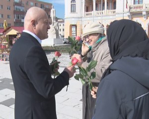 SURPRIZĂ PENTRU DOAMNE ȘI DOMNIȘOARE. FLORI ȘI URĂRI DIN PARTEA PREȘEDINTELUI CJ