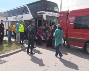 ESCORTAȚI PÂNĂ ACASĂ. 5 BUZOIENI ȘI 32 DE RÂMNICENI, VENIȚI CU AUTOCARUL