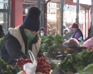DEZINFECȚIE ÎN PIEȚELE BUZOIENE. OPERAȚIUNEA SE DESFĂȘOARĂ ZILNIC, LA 17