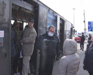 CĂLĂTORI LIMITAȚI DE POLIȚIȘTII LOCALI. PENTRU A FI EVITATĂ AGLOMERAȚIA DIN AUTOBUZE