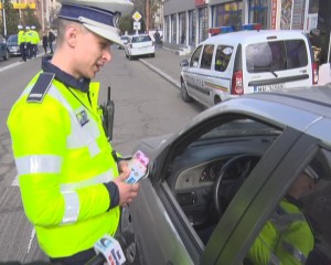 MĂRȚIȘOARE PENTRU ȘOFERIȚE. POLIȚIȘTII AU ÎMPĂRȚIT PESTE 100 DE FLORI