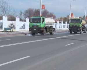 AMPLĂ ACȚIUNE DE DEZINFECȚIE. STRĂZILE, STROPITE ZILNIC CU SOLUȚIE DEZINFECTANTĂ