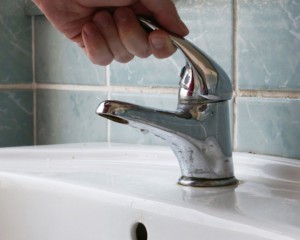 FĂRĂ APĂ ÎN PLINĂ PANDEMIE. VOR FI TRIMISE CISTERNE CU LICHIDUL VITAL