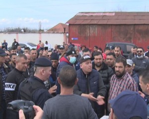 RĂSCOALA DE PE DEPOZITULUI. LOCALNICII AU CONVINS PRIMĂRIA SĂ MUTE MODULELE
