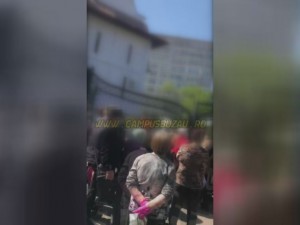 UMĂR LA UMĂR, PENTRU AGHIASMĂ. INTERVENŢIE TARDIVĂ A FORŢELOR DE ORDINE