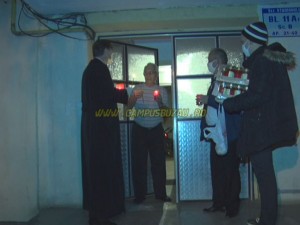 TRADIŢII, ÎN VREME DE CORONAVIRUS. CREDINCIOŞII AU PRIMIT LUMINA SFÂNTĂ ACASĂ