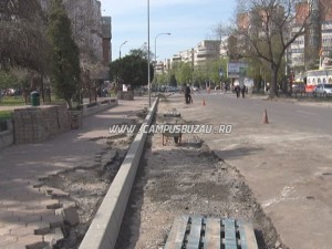 SE TOARNĂ ASFALT. SE AŞTERNE COVORUL ASFALTIC PE STRADA GAROFLID