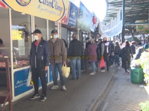 AGLOMERAŢIE LA PIAŢA CENTRALĂ. CUMPĂRĂTORI MULŢI, ÎNAINTE DE PAŞTI