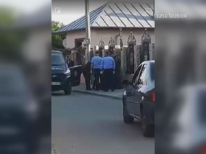 SĂLTAT DE JANDARMI. IJJ: ERA BĂUT, A ÎNJURAT ECHIPAJUL, A OPUS REZISTENŢĂ