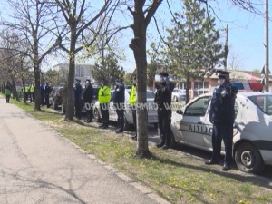 SALUTUL MILITARILOR PENTRU “SOLDAŢII” DIN SPITAL. MOMENT EMOŢIONANT ÎN FAŢA UNITĂŢII MEDICALE
