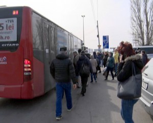 AUTOBUZE PE TRASEE, LA CAPACITATE MAXIMĂ. TRANS BUS: “NU VĂ ÎNGHESUIŢI! SUNT SUFICIENTE!”